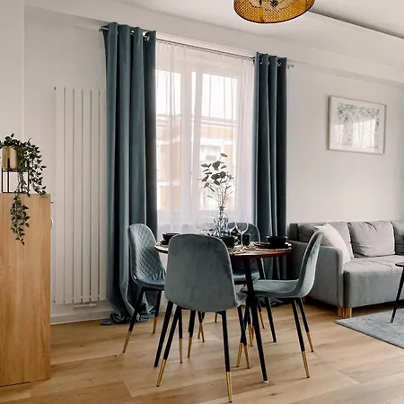 Luxury Apartment *